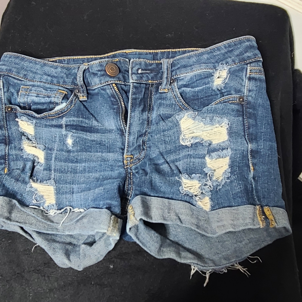 Aeropostale Midi Denim Shorts; Size 4; Ripped front